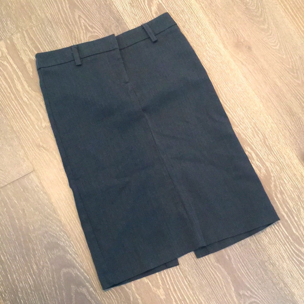 FOREVER 21 dark gray pencil skirt. Size M.